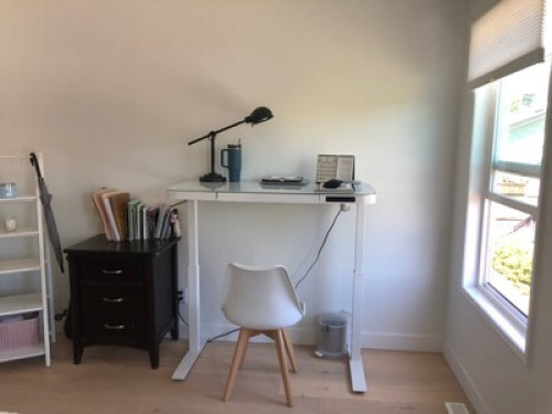 Clean, New, Amazing Views, near SFU