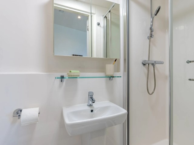 Silver En Suite - Glassworks - Gallery - 9
