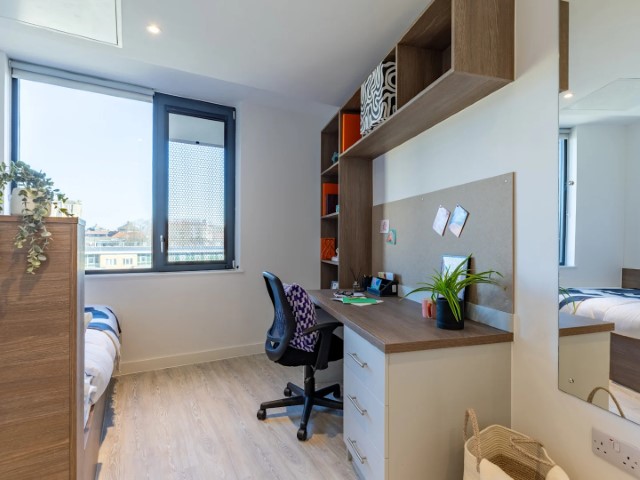 Skyline Silver En Suite - Glassworks - Gallery - 2