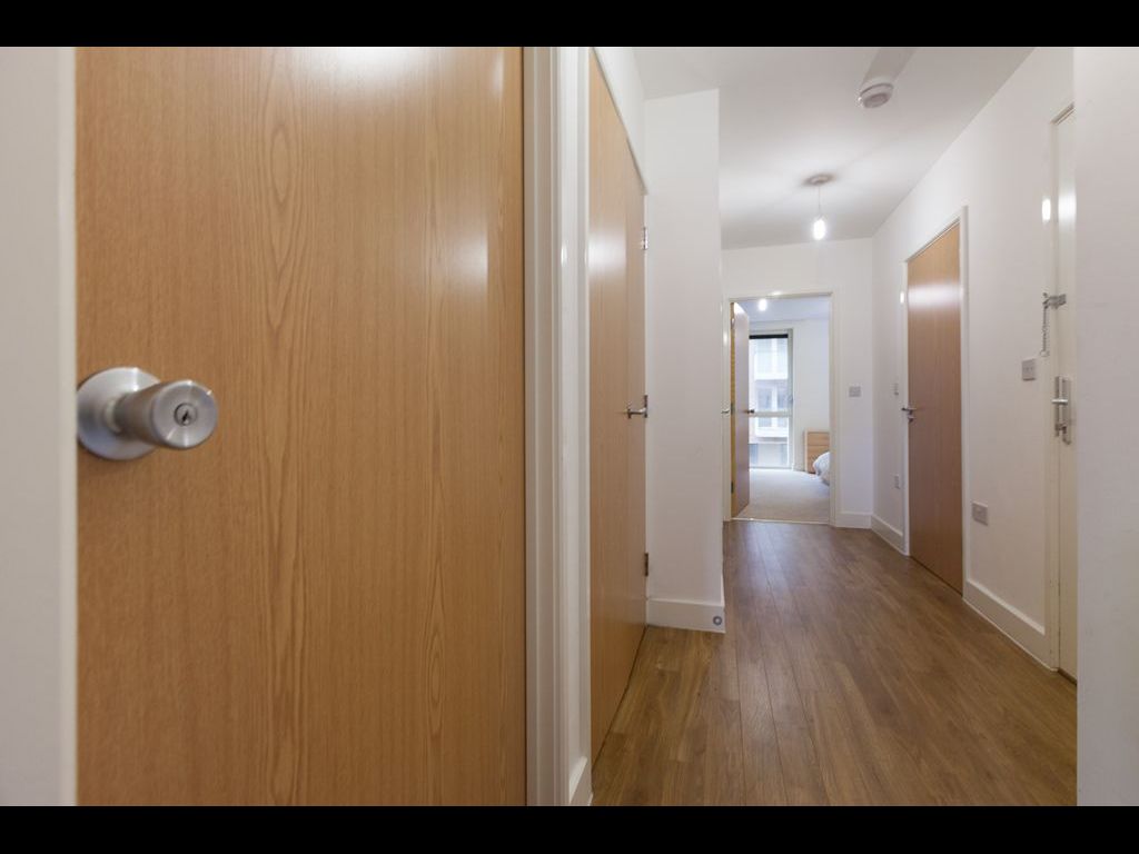 Cool single bedroom with a shower room, near the intendente metro