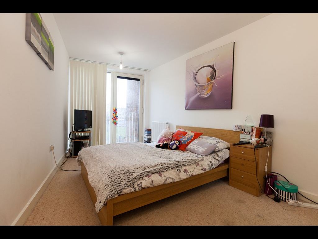 Cool single bedroom with a shower room, near the intendente metro