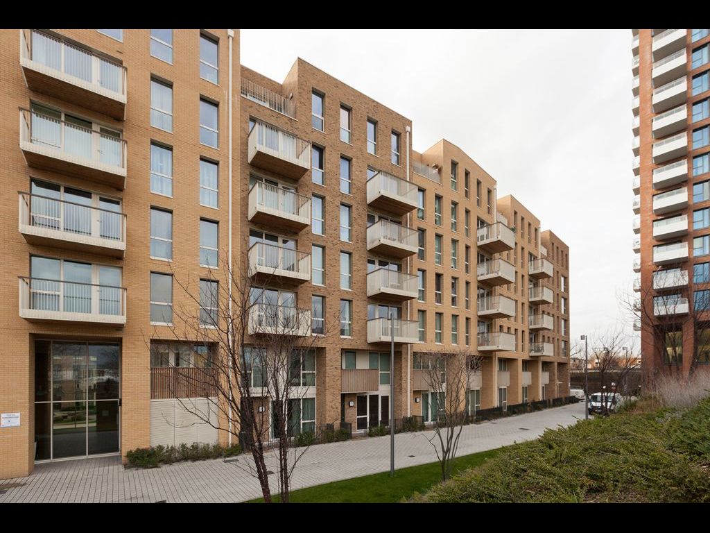 Cool single bedroom with a shower room, near the intendente metro