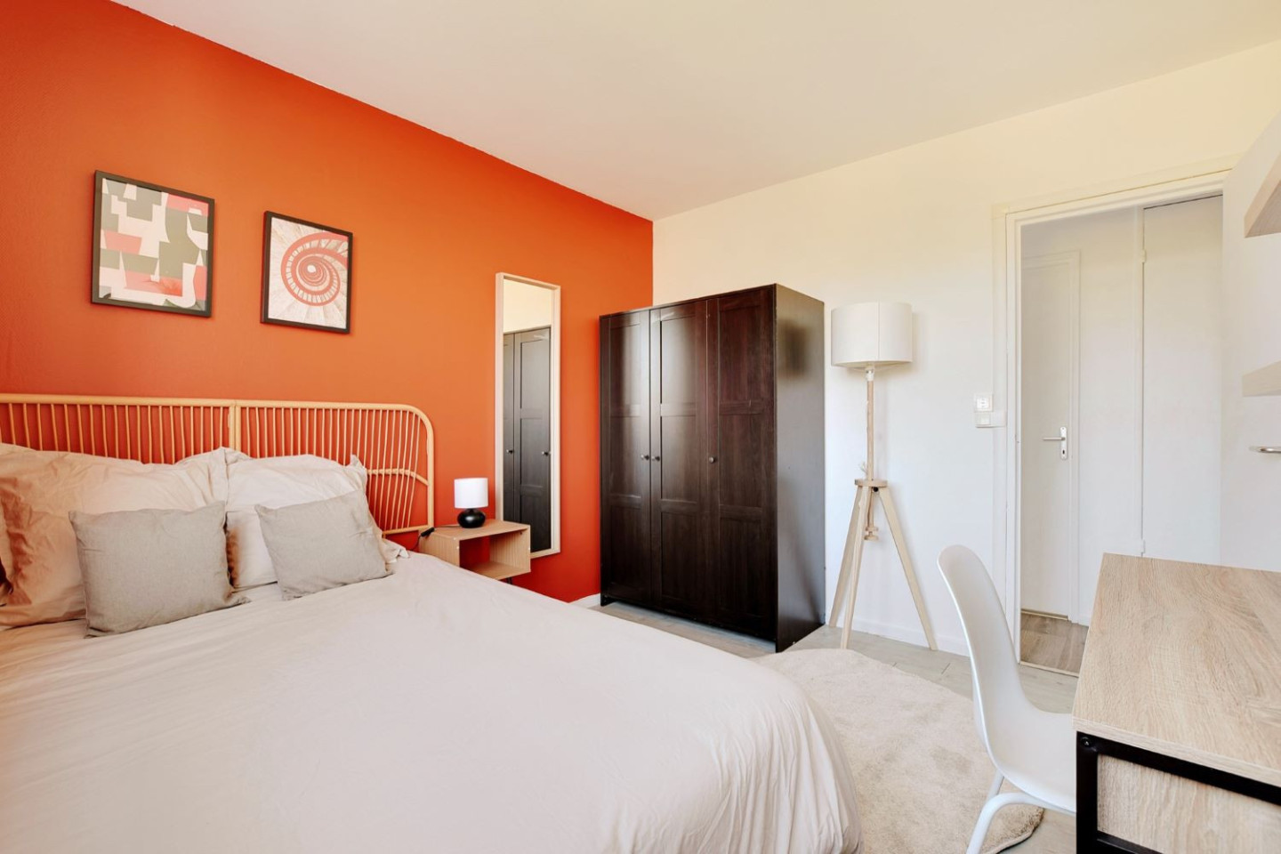 Minimalist 10 M² Room - 12