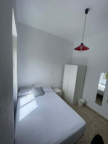 156-3 Calle Teniente Diaz Corpas Habitación 3