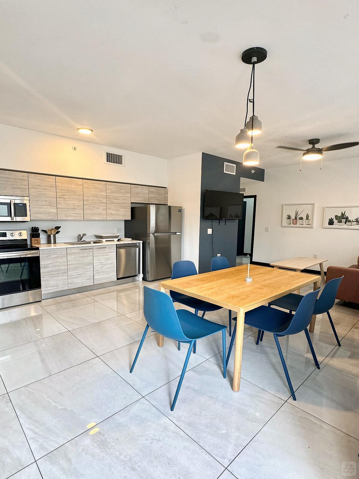 Furnished Room In Shared 4 Bed 2 Bath Unit 1N - Stunning Bright Apt. w/ Amazing View nearby Calle Ocho Plaza Shopping Mall - Gallery - 75