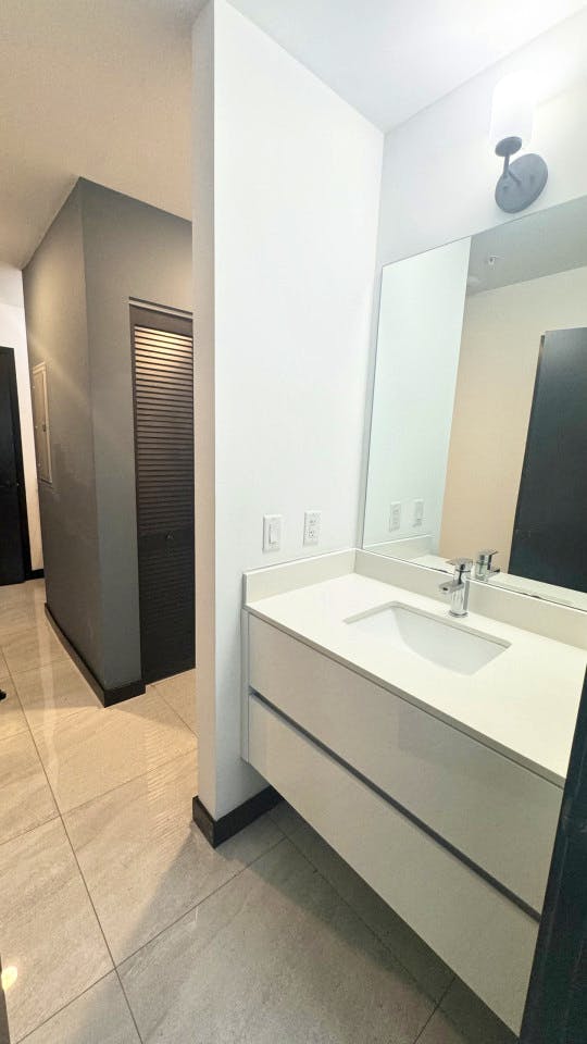 Furnished Room In Shared 4 Bed 2 Bath Unit 1N - Stunning Bright Apt. w/ Amazing View nearby Calle Ocho Plaza Shopping Mall - Gallery - 20