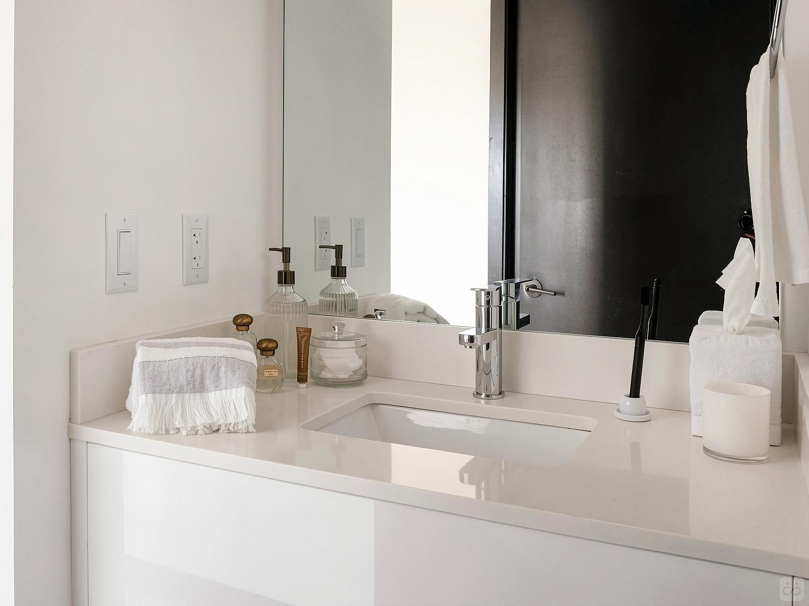  Furnished Room In Shared 4 Bed 2 Bath Unit 1N  -  Stunning Bright Apt. w/ Amazing View nearby Calle Ocho Plaza Shopping Mall  - Gallery -  71