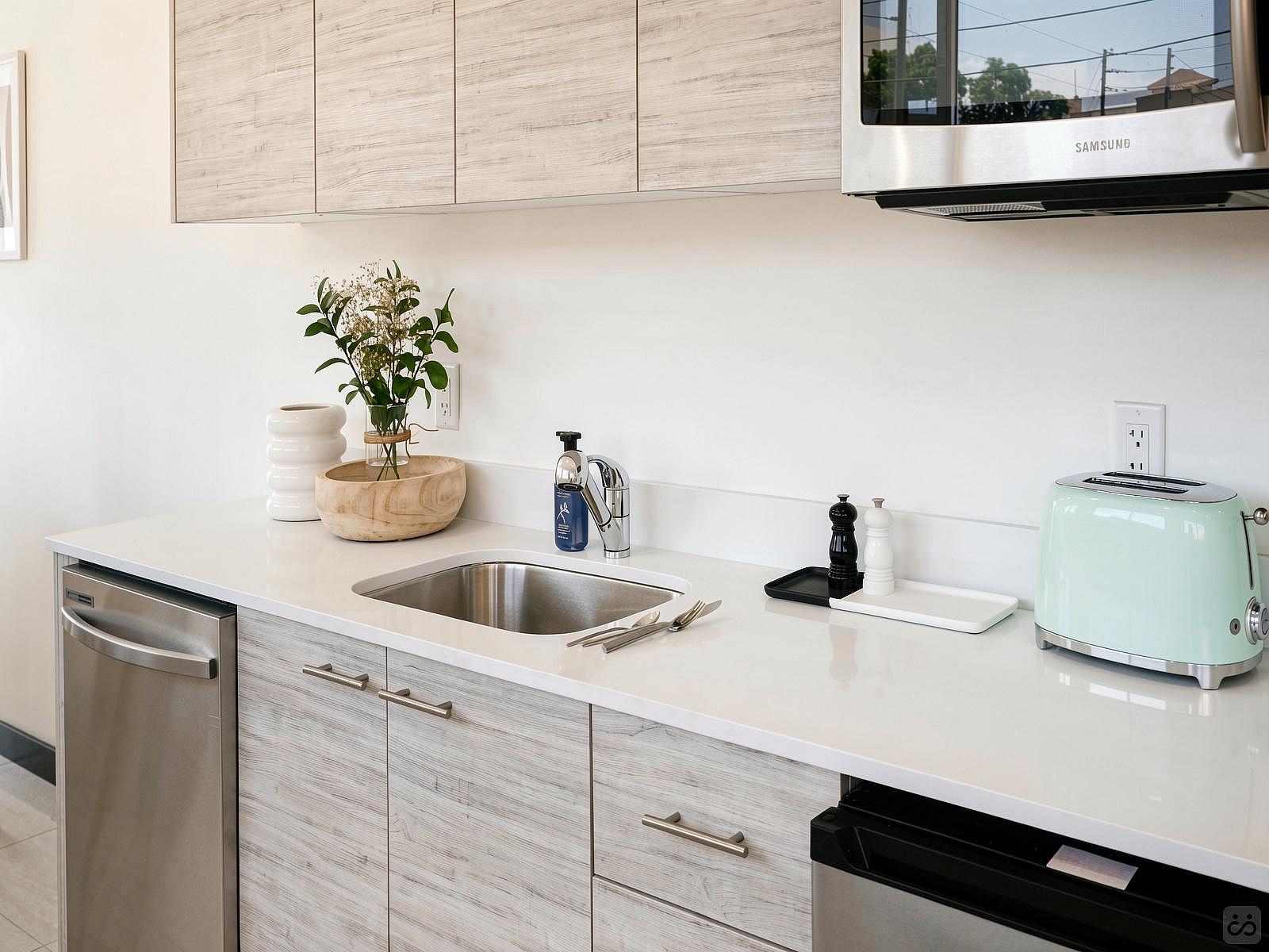 Private Furnished Room In Shared Apartment - Stunning Bright Apt. w/ Amazing View nearby Calle Ocho Plaza Shopping Mall - Gallery - 35