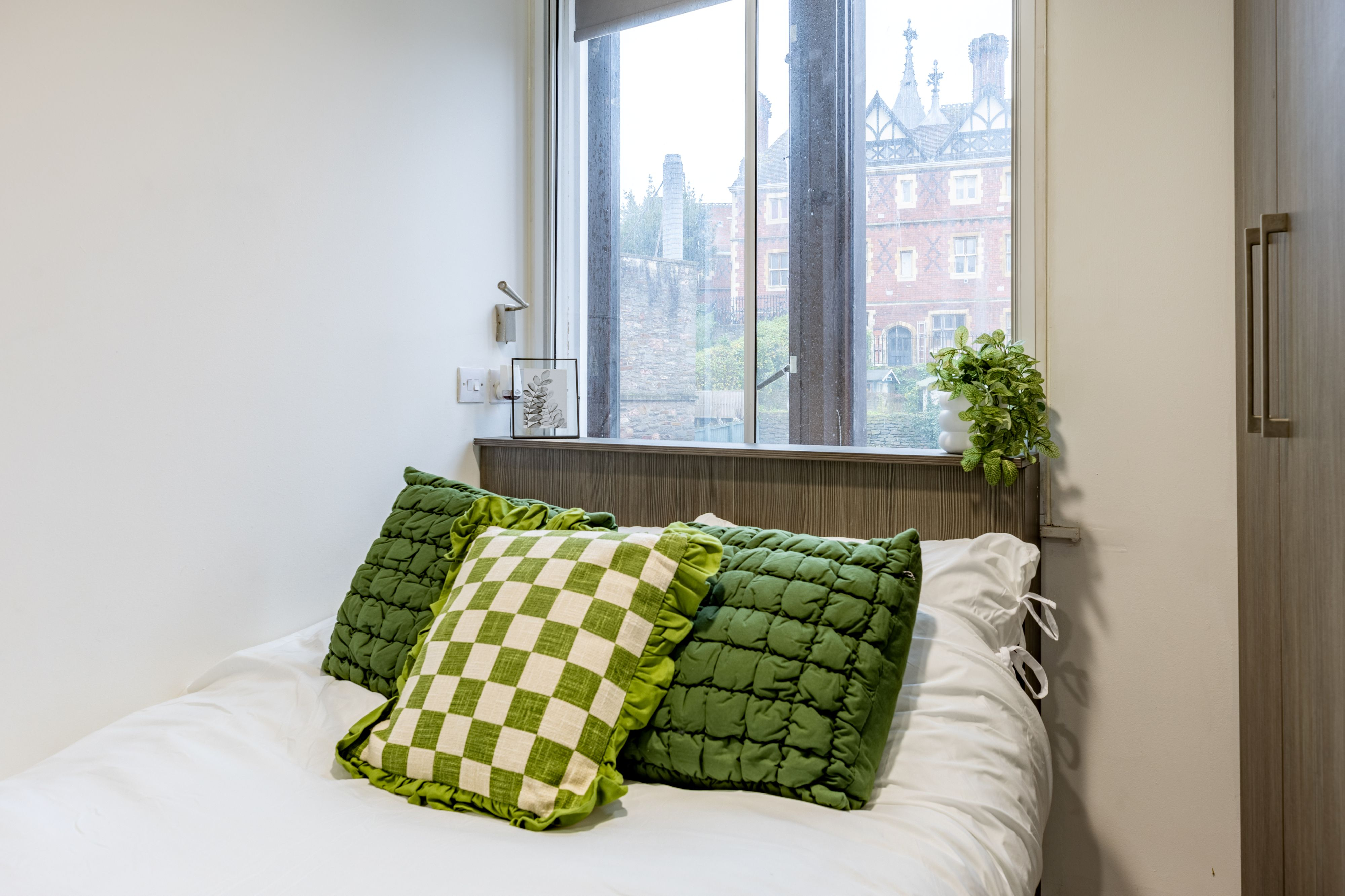  Classic 2 Bed Flat  -  Centre Gate  - Gallery -  6