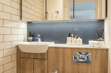  True Superior Apartment Plus  -  Salford  - Gallery -  5