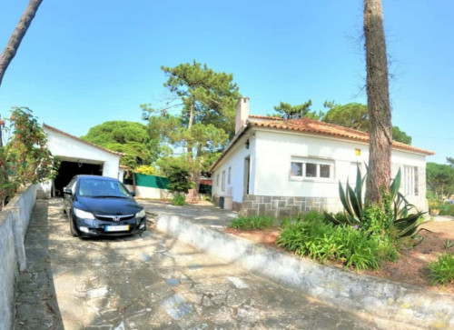 4 bedroom house with large garden in Colares, Sintra  (SEP-MAY Only)