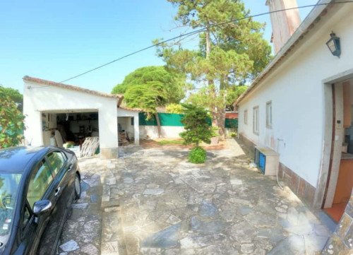 4 bedroom house with large garden in Colares, Sintra  (SEP-MAY Only)