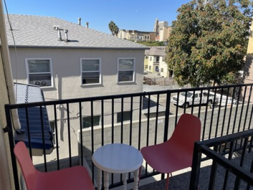 quirky-ktown-oasis-los-angeles-9473596420241024040247AM
