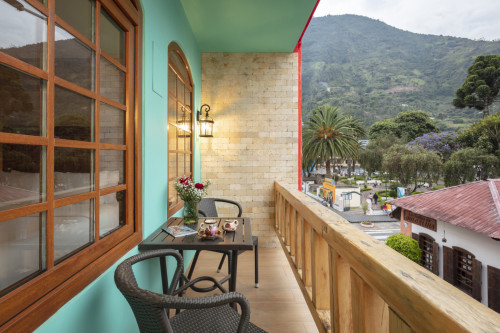 Cozy house with balcony in Baños de Agua Santa downtown