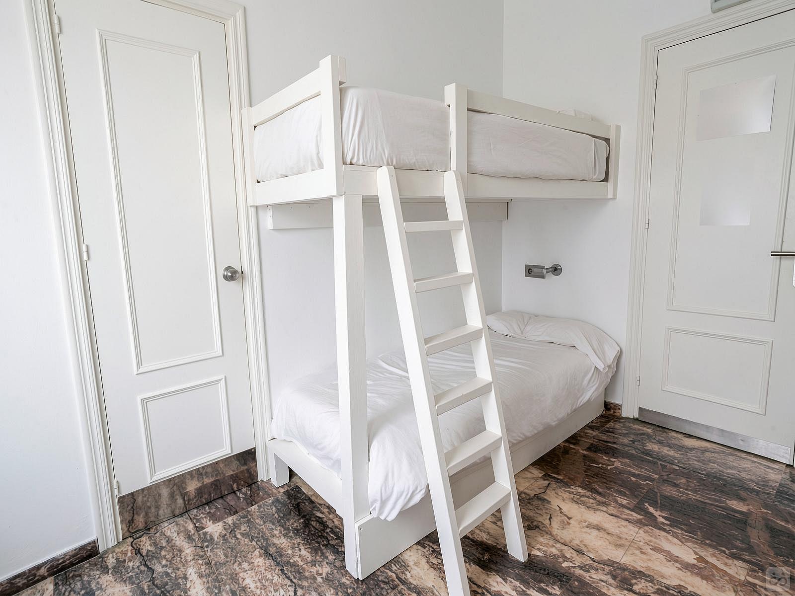 Bed In A 4-Bed Mixed Gender Room - 7