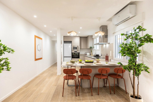 Bright apartment near Plaça Espanya