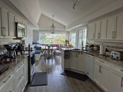House close to Mt.Doug beach - Gallery - 8