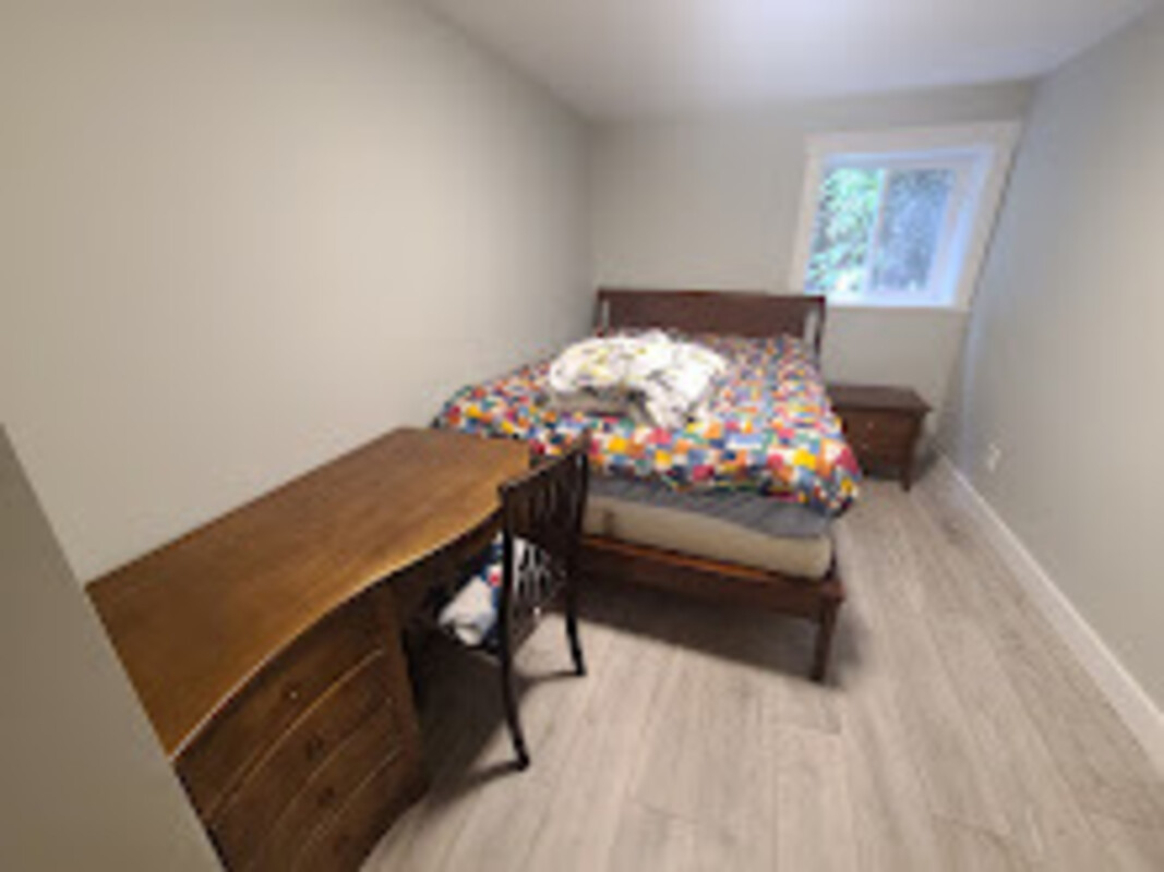 Bedroom(Full Room) - House close to Mt.Doug beach - Gallery - 1