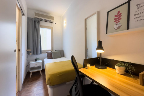 Inviting single ensuite bedroom in the Dreta de l'Eixample district