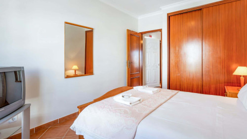 Luminous 3BDR Apartment W/Balcony