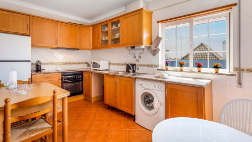 Luminous 3BDR Apartment W/Balcony