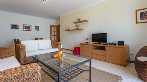 Lovesome Apartment W/ Balcony