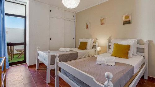 1BDR Apt W/Balcony & Pool