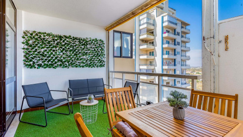 1BDR Apt W/Balcony & Pool
