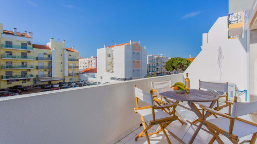 Bright 1BDR Apartment W/Balcony