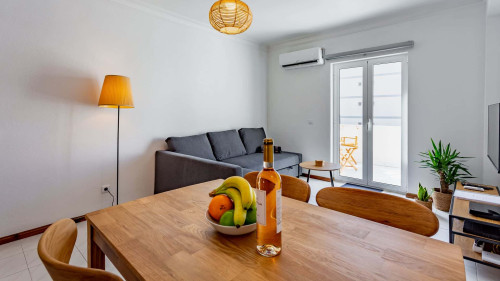 Bright 1BDR Apartment W/Balcony