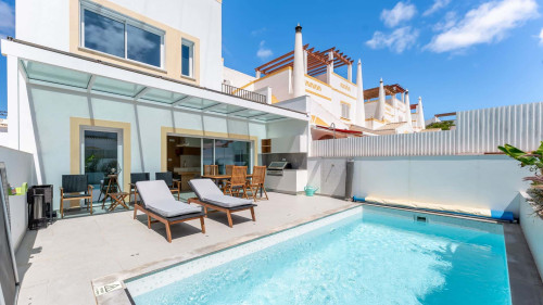 Luxurious 3 BDR House W/ Pool & BBQ