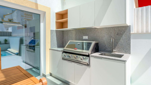 Luxurious 3 BDR House W/ Pool & BBQ