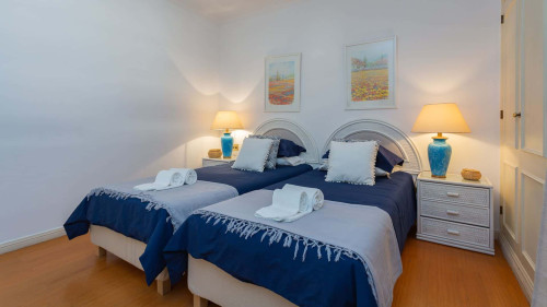 2BDR W/ Pool - 5min from beach