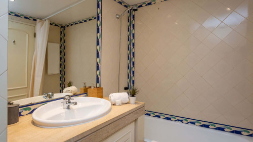 2BDR W/ Pool - 5min from beach