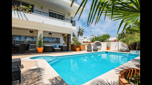 Deluxe 4BDR House W/ Pool