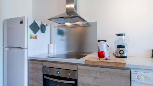 Tasteful 1 BDR Flat W/Balcony & Pool - Gallery - 9