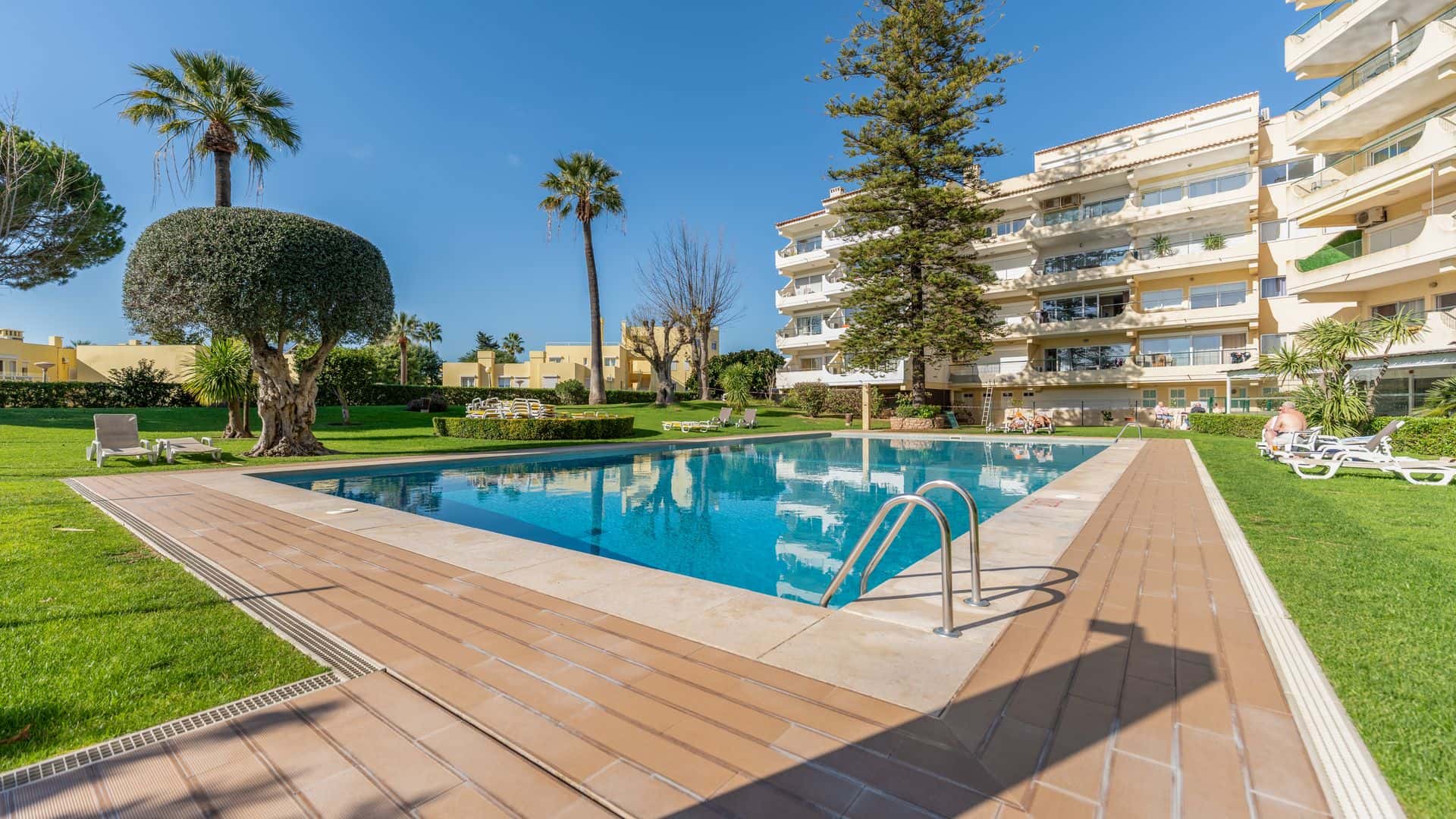  Tasteful 1 BDR Flat W/Balcony & Pool  -  Tasteful 1 BDR Flat W/Balcony & Pool  - Gallery -  2