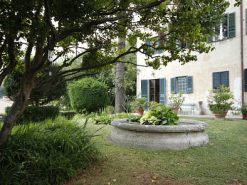 frescoed apartment in countryside