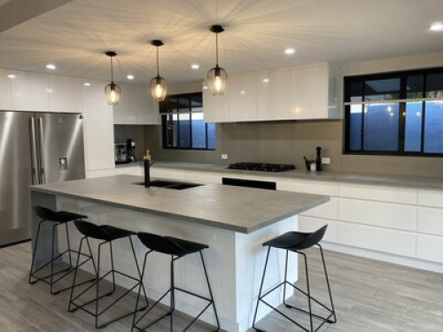 Large house, walk to Curtin Uni