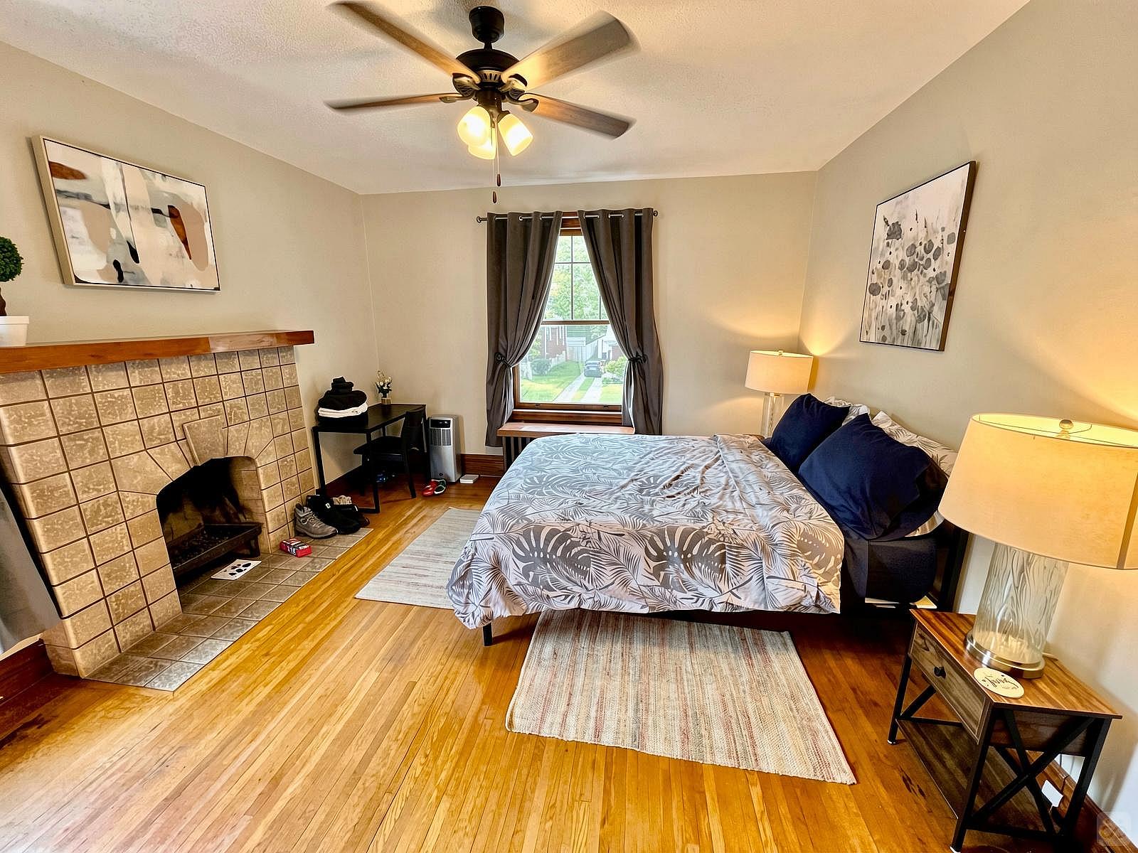 Southern Charm Private Queen Bedroom Suite 1 - Spacious Bedroom w/ relaxing view nearby Jerry McClatchey Field House - Gallery - 27