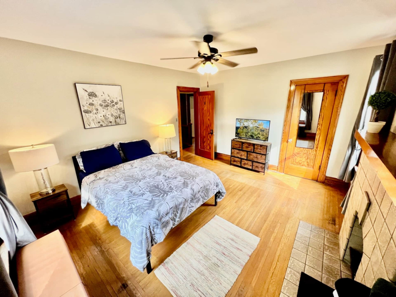 Southern Charm Private Queen Bedroom Suite 1 - Spacious Bedroom w/ relaxing view nearby Jerry McClatchey Field House - Gallery - 19