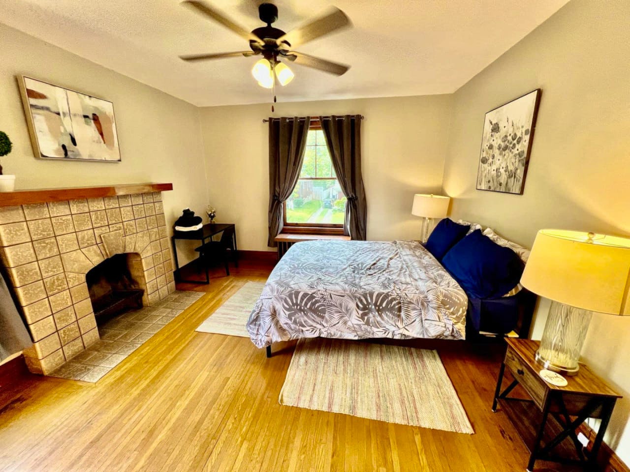 Southern Charm Private Queen Bedroom Suite 1 - Spacious Bedroom w/ relaxing view nearby Jerry McClatchey Field House - Gallery - 21