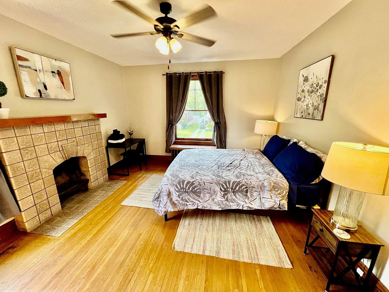 Southern Charm Private Queen Bedroom Suite 1 - Spacious Bedroom w/ relaxing view nearby Jerry McClatchey Field House - Gallery - 3