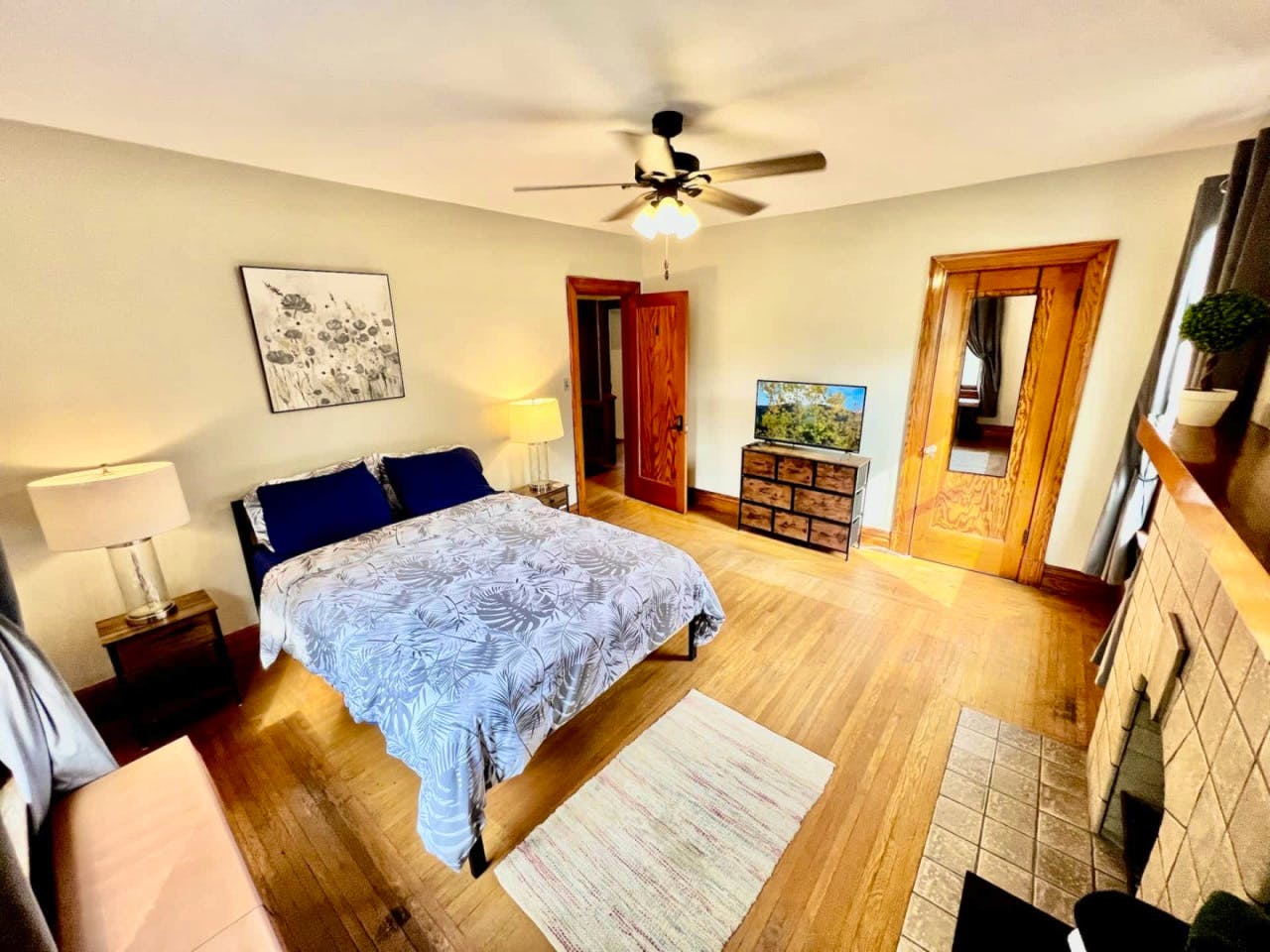 Southern Charm Private Queen Bedroom Suite 1 - Spacious Bedroom w/ relaxing view nearby Jerry McClatchey Field House - Gallery - 25