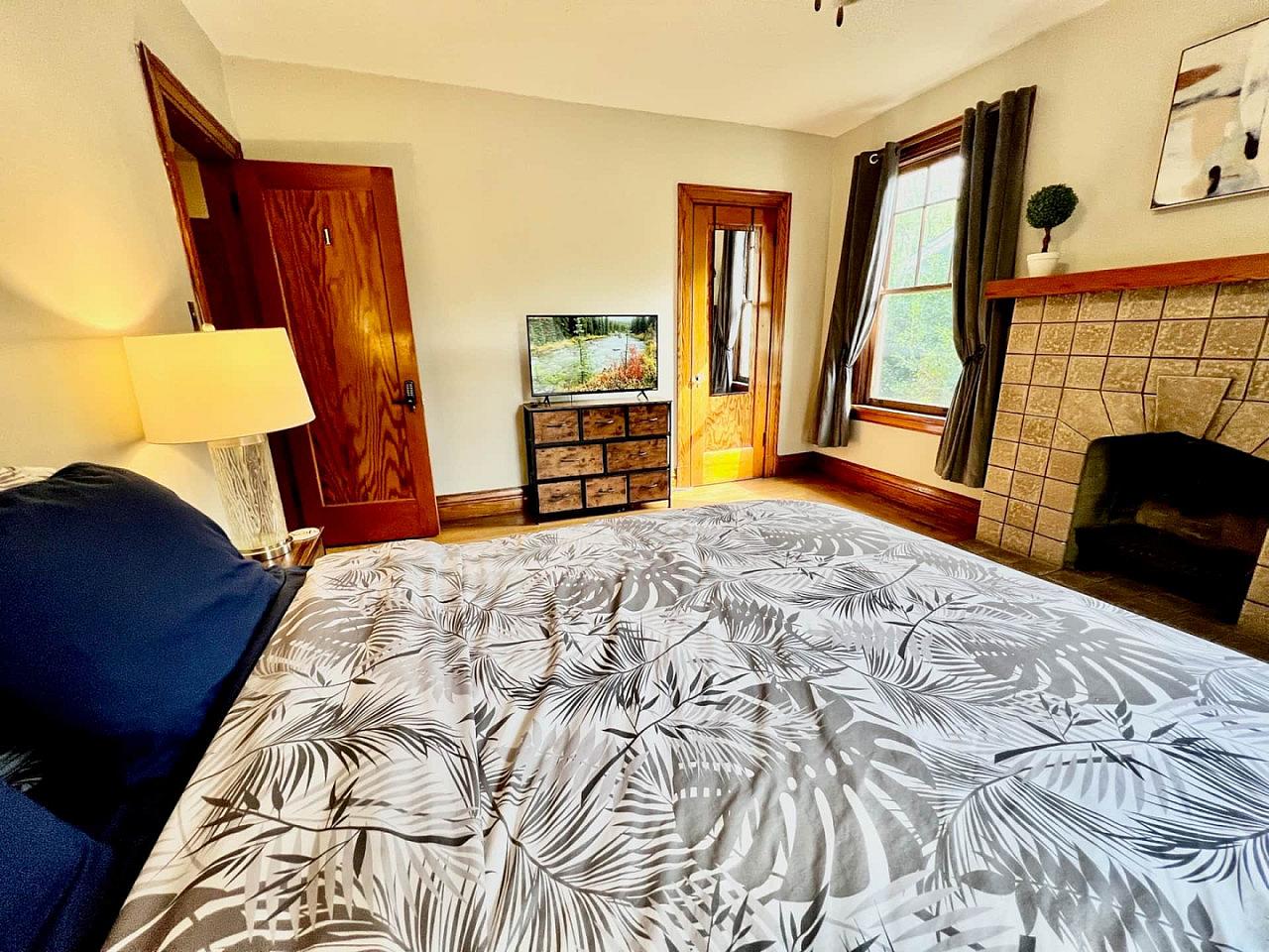 Southern Charm Private Queen Bedroom Suite 1 - Spacious Bedroom w/ relaxing view nearby Jerry McClatchey Field House - Gallery - 10