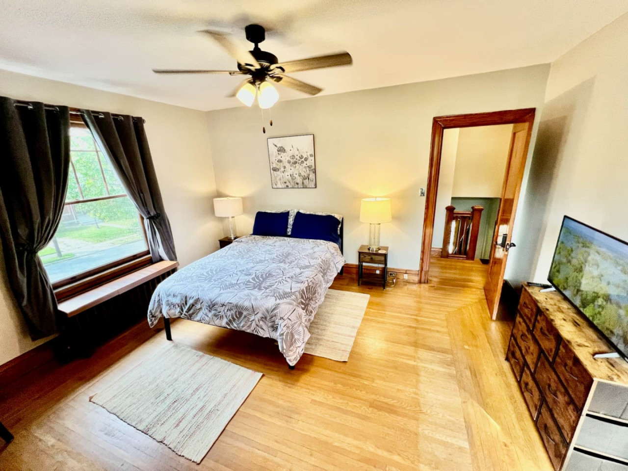 Southern Charm Private Queen Bedroom Suite 1 - Spacious Bedroom w/ relaxing view nearby Jerry McClatchey Field House - Gallery - 17