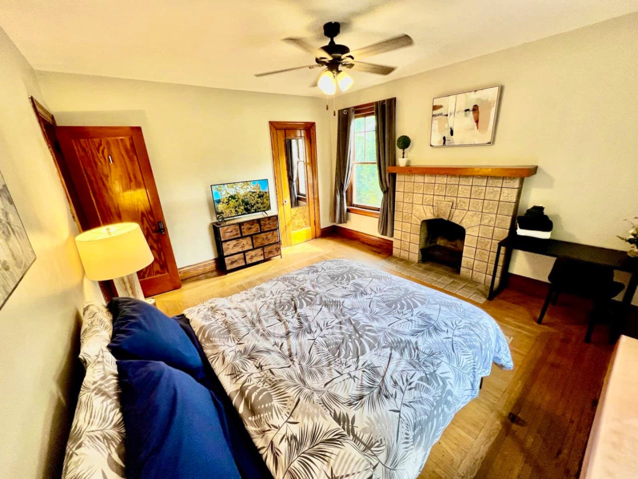 Southern Charm Private Queen Bedroom Suite 1 - Spacious Bedroom w/ relaxing view nearby Jerry McClatchey Field House - Gallery - 20