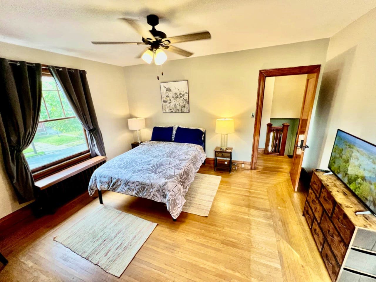 Southern Charm Private Queen Bedroom Suite 1 - Spacious Bedroom w/ relaxing view nearby Jerry McClatchey Field House - Gallery - 23