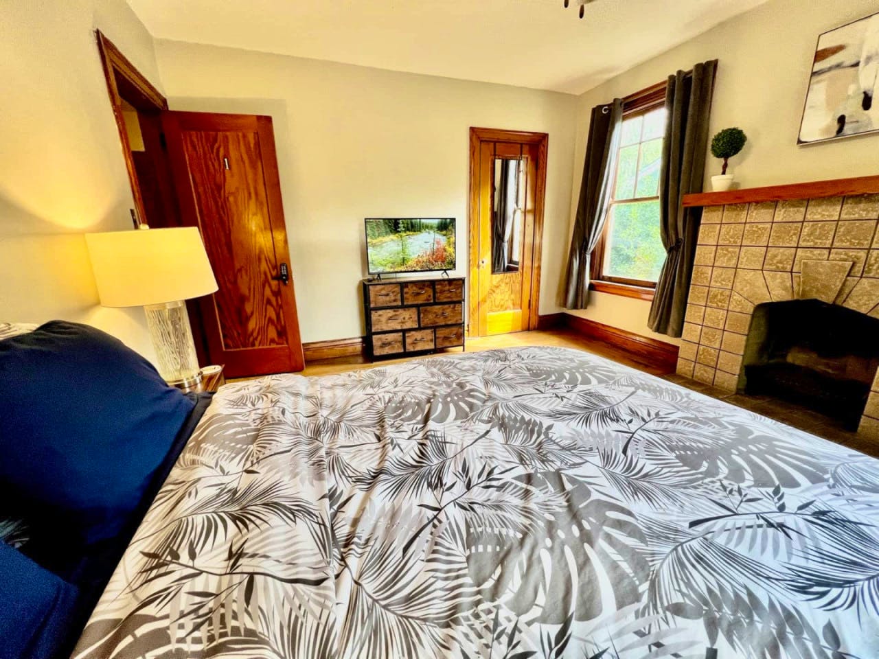 Southern Charm Private Queen Bedroom Suite 1 - Spacious Bedroom w/ relaxing view nearby Jerry McClatchey Field House - Gallery - 22