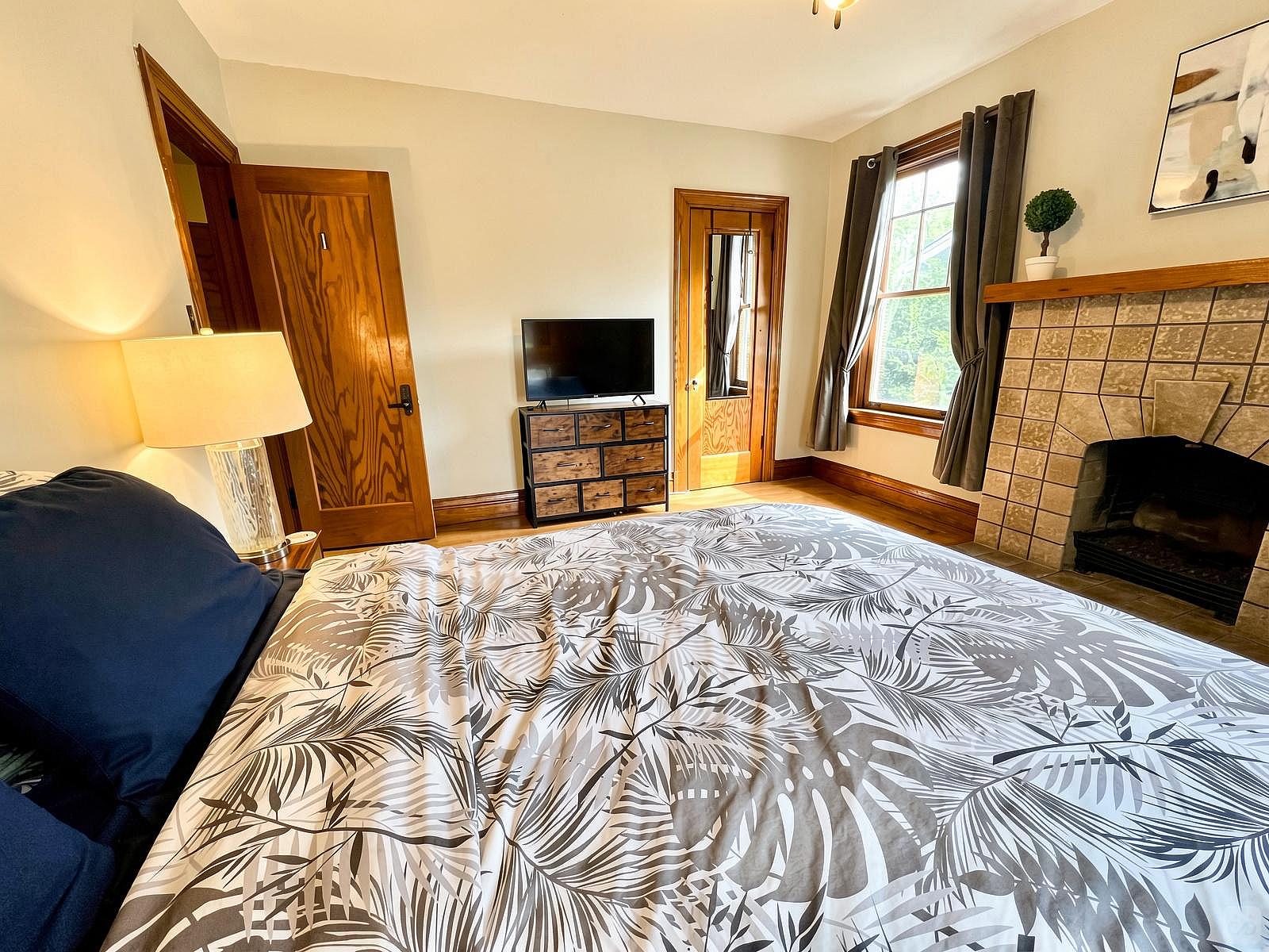 Southern Charm Private Queen Bedroom Suite 1 - Spacious Bedroom w/ relaxing view nearby Jerry McClatchey Field House - Gallery - 28